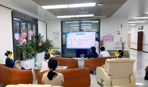 [ 医护向病友介绍碘-131治疗]